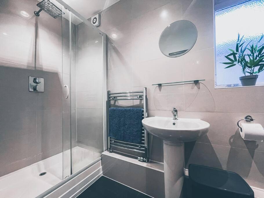Appartamento Modern 3 Ground Floor Parking And Garden Bournemouth Esterno foto