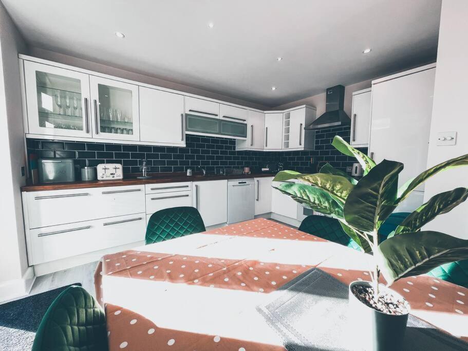 Appartamento Modern 3 Ground Floor Parking And Garden Bournemouth Esterno foto